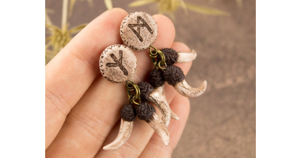 Norse-rune-stud-earrings-Algiz