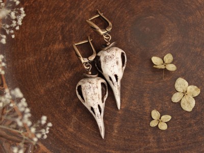 Dangle earrings raven skull Dangle earrings raven skull