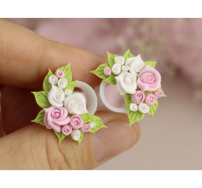 Cute tunnel plug with pink white roses – floral ear jewelry
