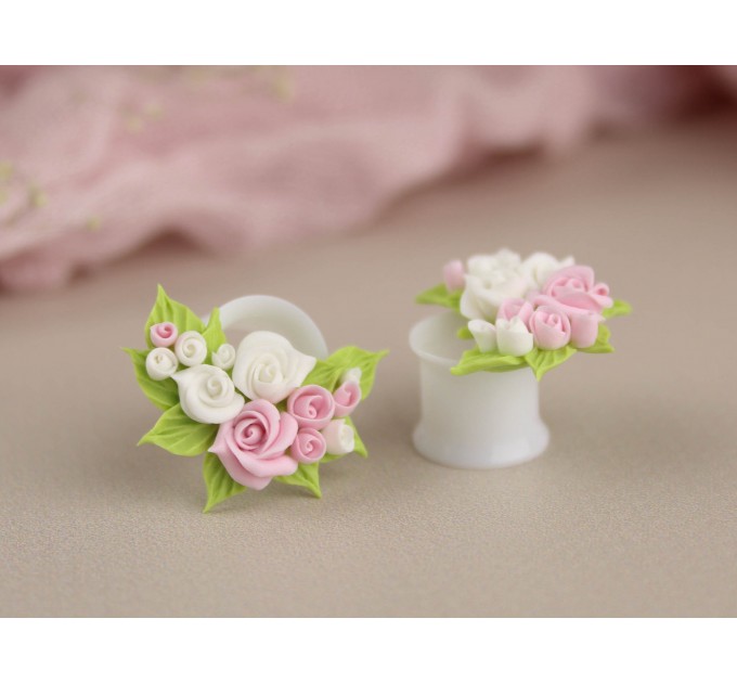 Cute tunnel plug with pink white roses – floral ear jewelry