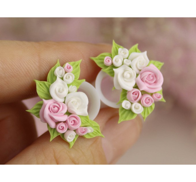 Cute tunnel plug with pink white roses – floral ear jewelry
