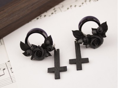 Black rose inverted cross ear tunnels 00g – 25mm Black rose inverted cross ear tunnels 00g – 25mm