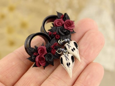 Burgundy rose and skull ear tunnels 0g – 25mm Burgundy rose and skull ear tunnels 0g – 25mm