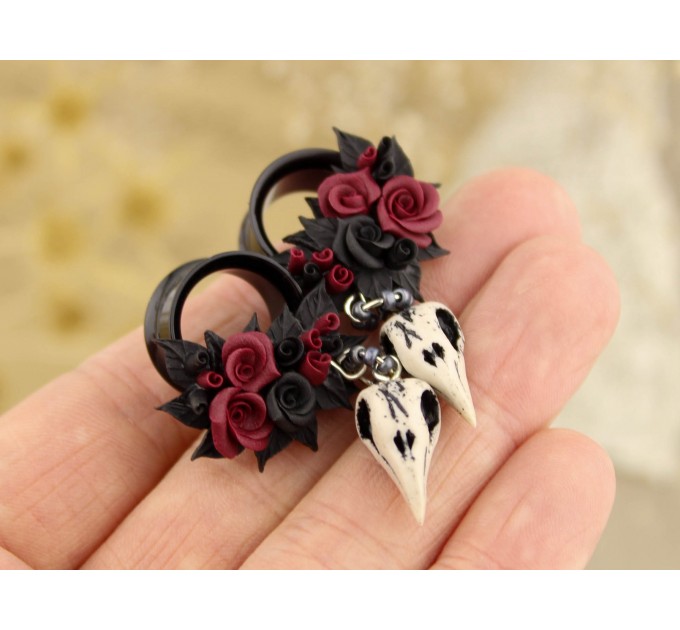 Gothic 00g – 1 inch plugs, raven skull gauges and tunnels