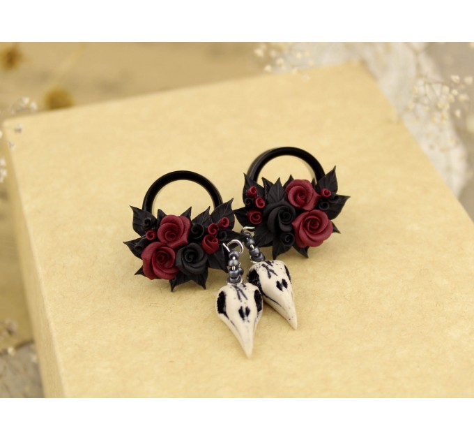 Gothic 00g – 1 inch plugs, raven skull gauges and tunnels