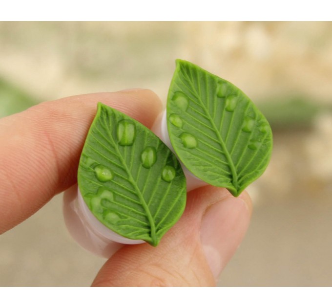 Tunnels and plugs earrings with green leaf