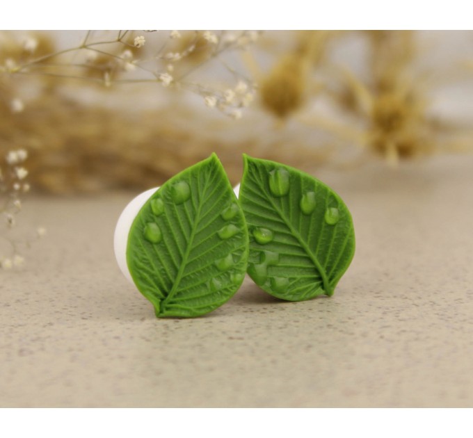 Tunnels and plugs earrings with green leaf