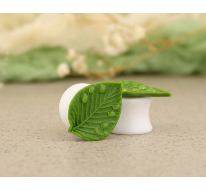 Tunnels and plugs earrings with green leaf