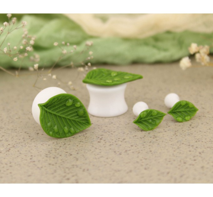 Tunnels and plugs earrings with green leaf