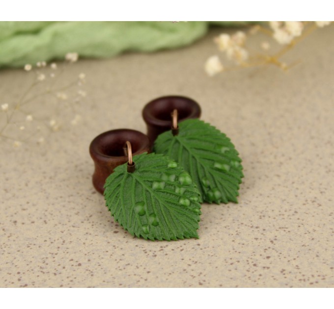 Botanical wood plugs – green leaf 00g gauges earrings
