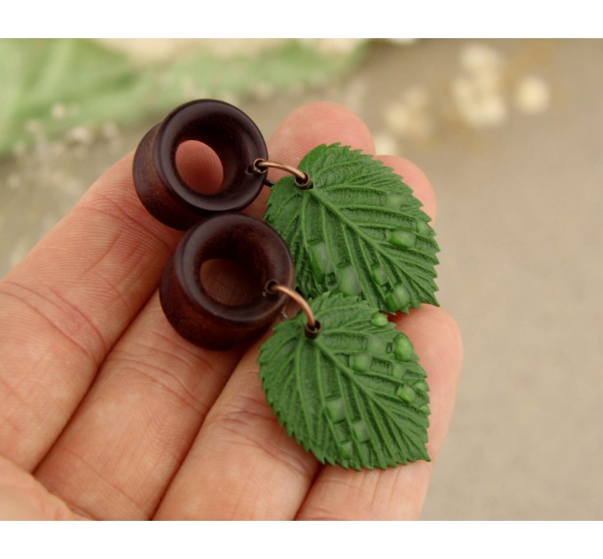 Botanical wood plugs – green leaf 00g gauges earrings