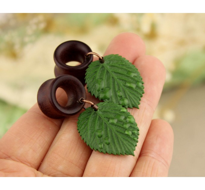 Botanical wood plugs – green leaf 00g gauges earrings