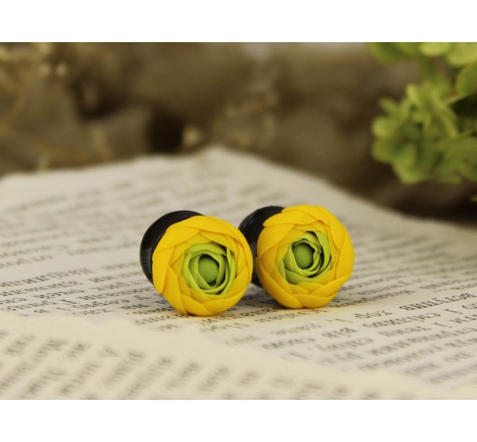 Yellow ranunculus 0g ear tunnels | flower ear plugs