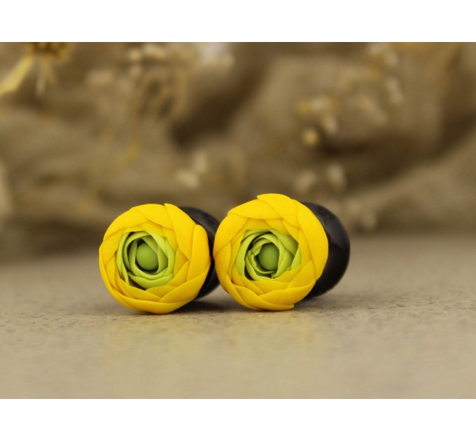 Yellow ranunculus 0g ear tunnels | flower ear plugs