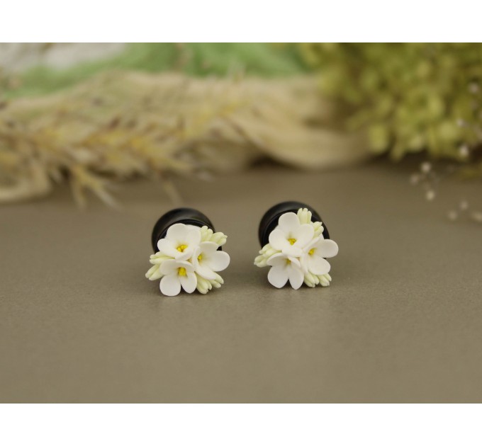 White lilac – wedding ear plugs piercing