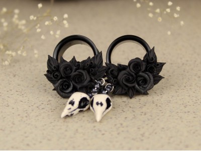 Black rose and skull ear tunnels 00g – 25mm Black rose and skull ear tunnels 00g – 25mm