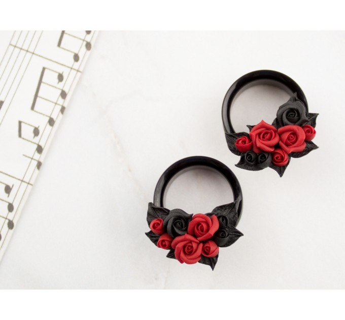 Wedding tunnel piercing – Black red roses gauges and plugs