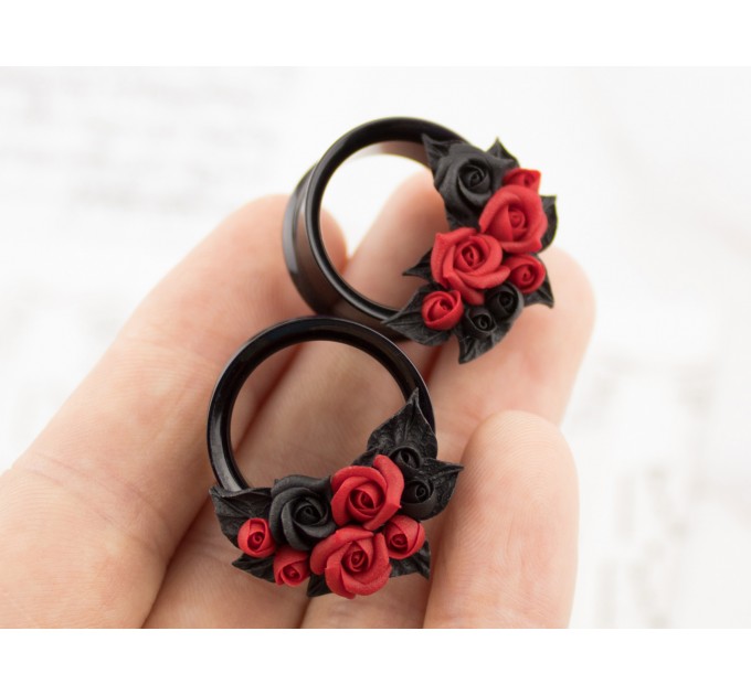 Wedding tunnel piercing – Black red roses gauges and plugs