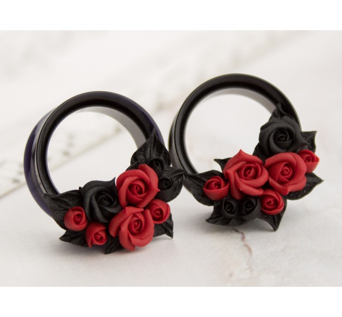 Wedding tunnel piercing – Black red roses gauges and plugs