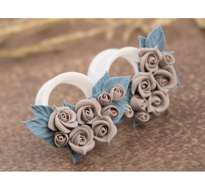 Beige rose gauges for wedding Dusty blue floral ear tunnels Bridal plugs Stretched earlobes jewelry Custom colors