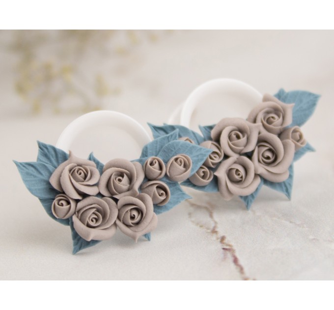 Beige rose gauges for wedding Dusty blue floral ear tunnels Bridal plugs Stretched earlobes jewelry Custom colors