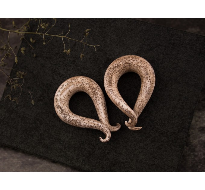 Spiral gauges ancient style jewelry for stretched ears Horn plugs and tunnels Bone textured tentacle earrings