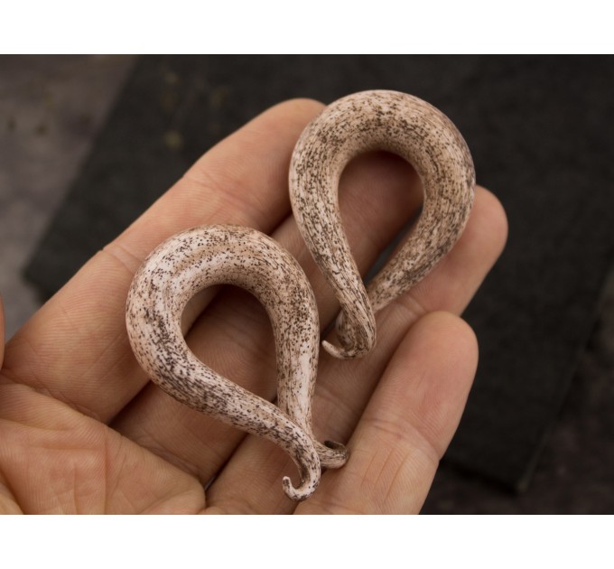 Spiral gauges ancient style jewelry for stretched ears Horn plugs and tunnels Bone textured tentacle earrings