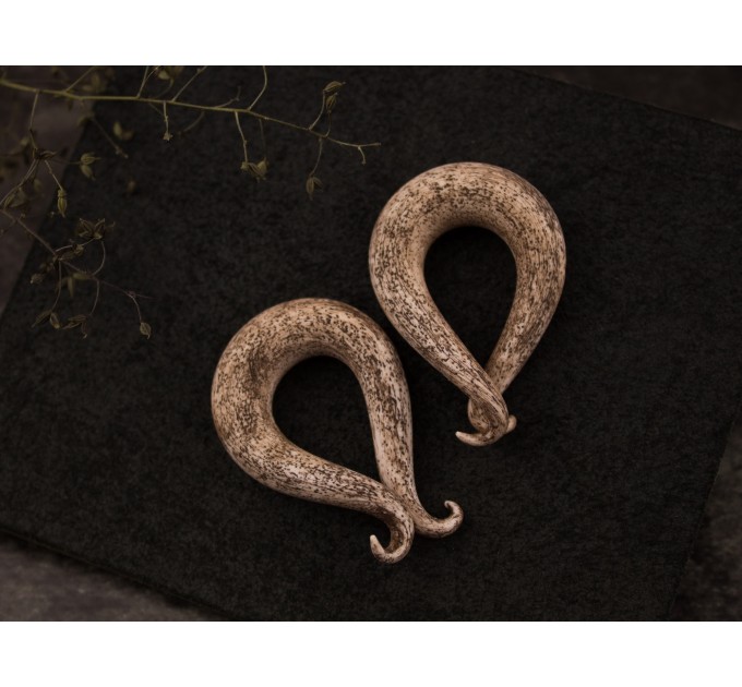 Spiral gauges ancient style jewelry for stretched ears Horn plugs and tunnels Bone textured tentacle earrings