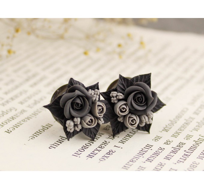 Black gray tiny roses ear plug