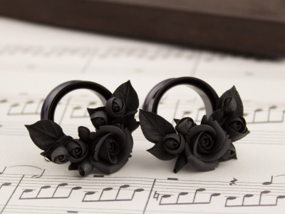 Tiny black rose ear tunnels 00g – 25mm Tiny black rose ear tunnels 00g – 25mm