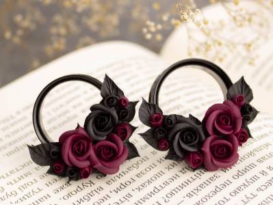 Tiny burgundy black rose ear tunnels 00g – 25mm Tiny burgundy black rose ear tunnels 00g – 25mm