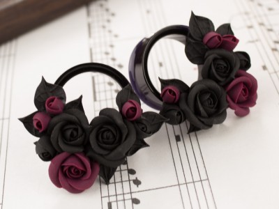 Tiny burgundy black rose ear tunnels 00g – 25mm Tiny burgundy black rose ear tunnels 00g – 25mm