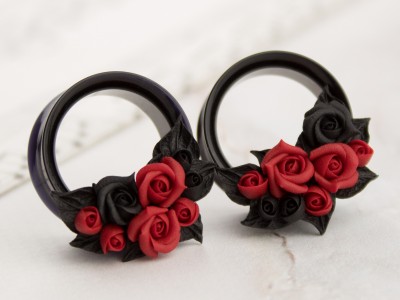Tiny red black rose ear tunnels 00g – 25mm