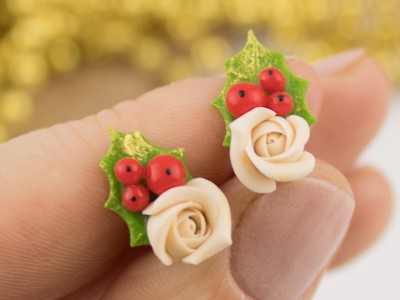 Tiny Xmas stud earrings beige rose and holly berries
