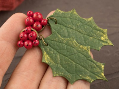 Holly berry dangle ear plugs 3-20mm