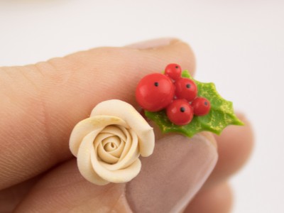 Xmas beige rose and holly asymmetrical studs
