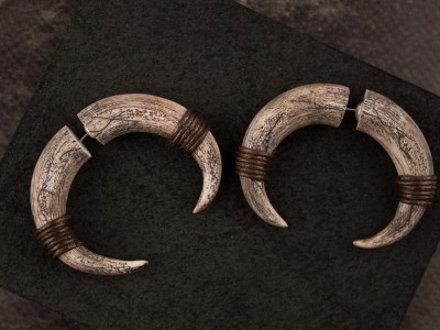 Horn shaped fake gauge earrings Horn shaped fake gauge earrings