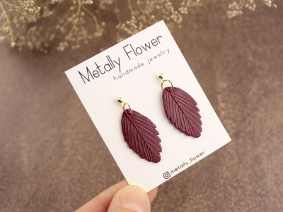 Stud earrings with minimalist leaves